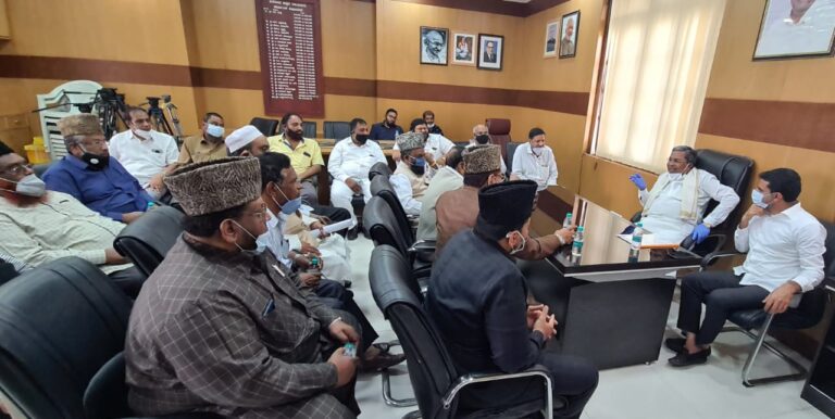 Siddaramaiah with Muslim delegation