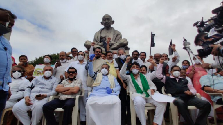 Congress protest at Gandhi Statue