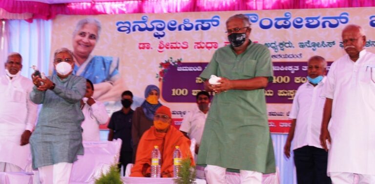 Suresh Kumar in Bagalkot Sudha Murthy function