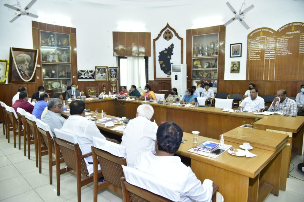 BBMP Commissioner administrators holds meeting with former mayors regarding civic budget