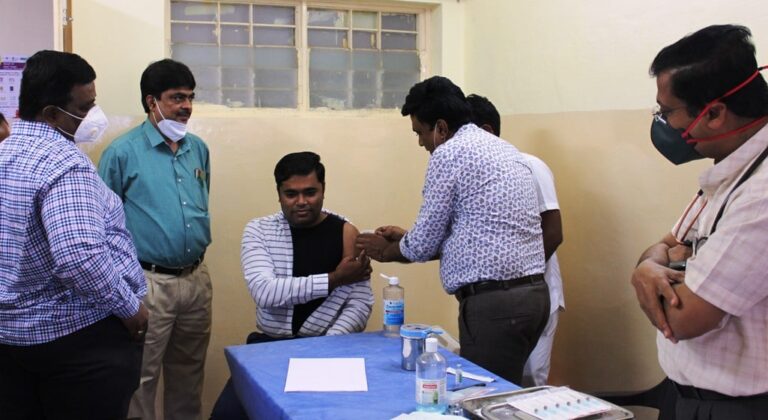 ಕೋವಿಶೀಲ್ಡ್ ಲಸಿಕೆ ಪಡೆದ ಬಾಗಲಕೋಟೆ ಸಿಇಓ ಟಿ. ಭೂಬಾಲನ್ 6 Bagalkot zp ceo IAS T Bhoobalan takes covishield1