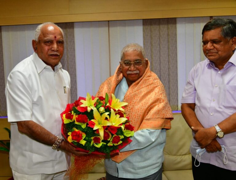 CM felicitated Chandrashekhar Kambar