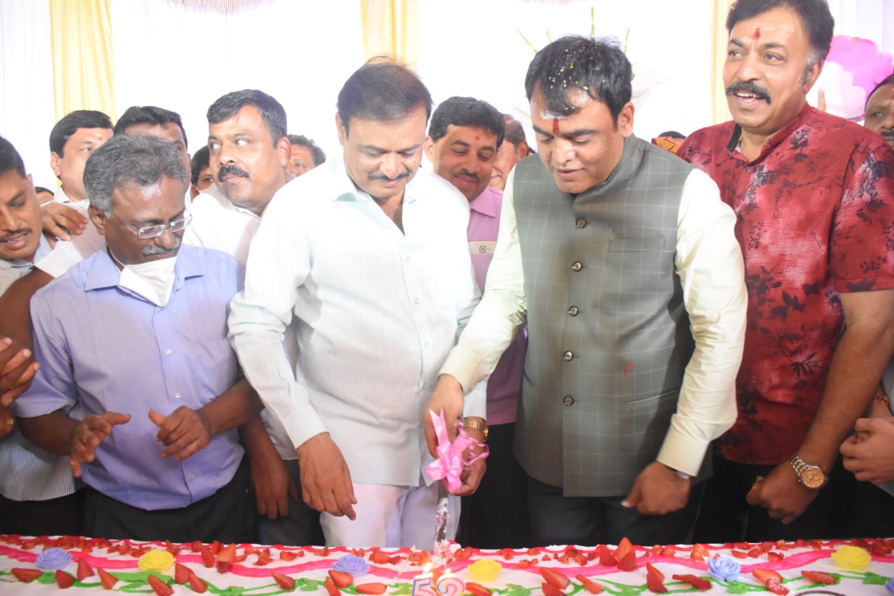 DCM Ashwathanarayana turns 52 Fans cut 52kg cake in Malleswaram1
