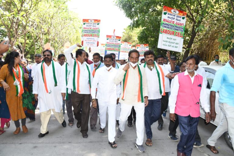 BBMP protests against BJP for closing Indira Canteen3