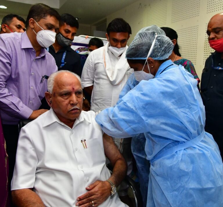 ಒಂದು ಕೋಟಿ ಲಸಿಕೆಗಳನ್ನು ಖರೀದಿಸಲು ಕರ್ನಾಟಕ ಸರ್ಕಾರ ಆದೇಶ 6 CM taking covid jab