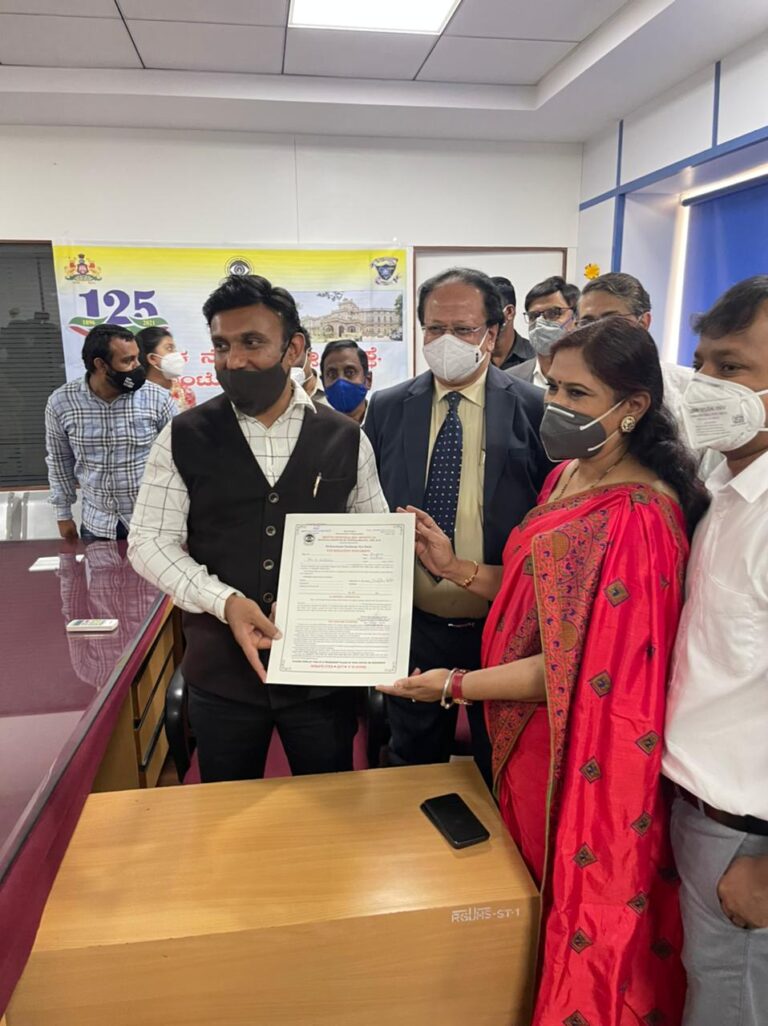Health Minister Dr K Sudhakar takes pledge to donate eyes on World Health Day