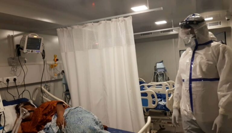 ರಾಜ್ಯದಲ್ಲಿಂದು 39,047, ಬೆಂಗಳೂರಿನಲ್ಲಿ ಒಂದೇ ದಿನ 22,596 ಹೊಸ ಪ್ರಕರಣಗಳು ದೃಢ 7 Karnataka DyCM wears PPE Kit and talks to Covid-19 infected patients