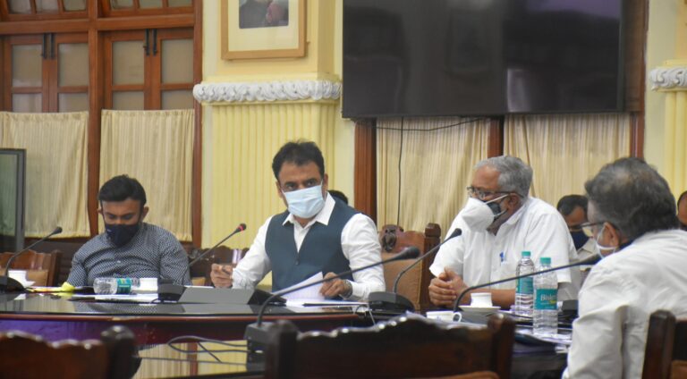 ಗ್ರಾಮೀಣ ಮತ್ತು ನಗರ ಪಟ್ಟಣ ಕೊಳೆಗೇರಿಗಳಲ್ಲಿನ ಸೋಂಕಿತರಿಗೆ ಹೋಮ್ ಐಸೋಲೇಷನ್ ಇಲ್ಲ; ಪ್ರತಿಯೊಬ್ಬರಿಗೂ ಕೋವಿಡ್ ಕೇರ್ನಲ್ಲೇ ಚಿಕಿತ್ಸೆ 8 DCM Ashwathnarayan meeting with Task Force