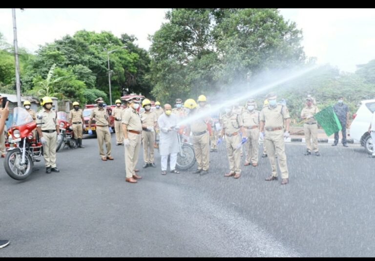 ಕೊರೊನಾ ಸೋಂಕು ನಿವಾರಣೆಗೆ ರಾಸಾಯನಿಕ ದ್ರಾವಣ 1 Home Minister Basavaraj Bommai flags off Covid disinfection spraying operation in city1