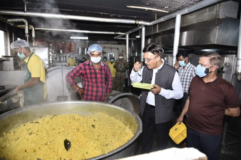 ಇಂದಿರಾ ಕ್ಯಾಂಟೀನ್ ಮೂಲಕ ಆಹಾರ ಪೊಟ್ಟಣ ವಿತರಣೆಗೆ ಗುರುತಿನ ಚೀಟಿ ಕಡ್ಡಾಯವಲ್ಲ: ಗೌರವ್ ಗುಪ್ತಾ 2 Indira Canteen food