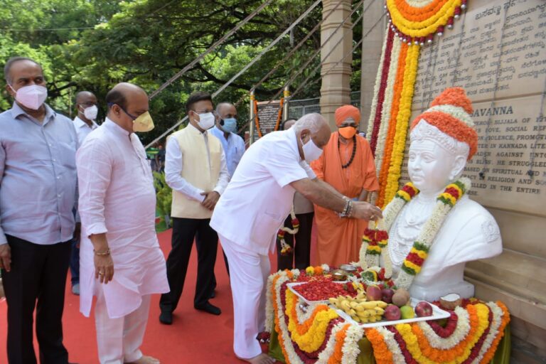 ಮುಖ್ಯಮಂತ್ರಿ ರವರಿಂದ ಬಸವ ಜಯಂತಿ ಅಂಗವಾಗಿ ಶ್ರೀ ಬಸವೇಶ್ವರ ಪುತ್ಥಳಿಗೆ ಮಾಲಾರ್ಪಣೆ 5 Karnatka Chief Minister BS Yediyurappa at Basava Jayanti