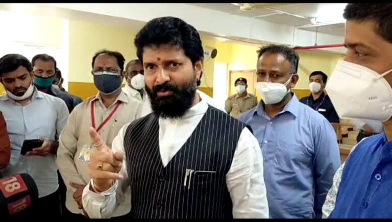 ಸಿಟಿ ರವಿ ಆಸ್ಪತ್ರೆಗೆ ದಾಖಲು; ಮಧ್ಯರಾತ್ರಿ ಆರೋಗ್ಯದಲ್ಲಿ ಏರುಪೇರು 1 CT Ravi talking to media at party office