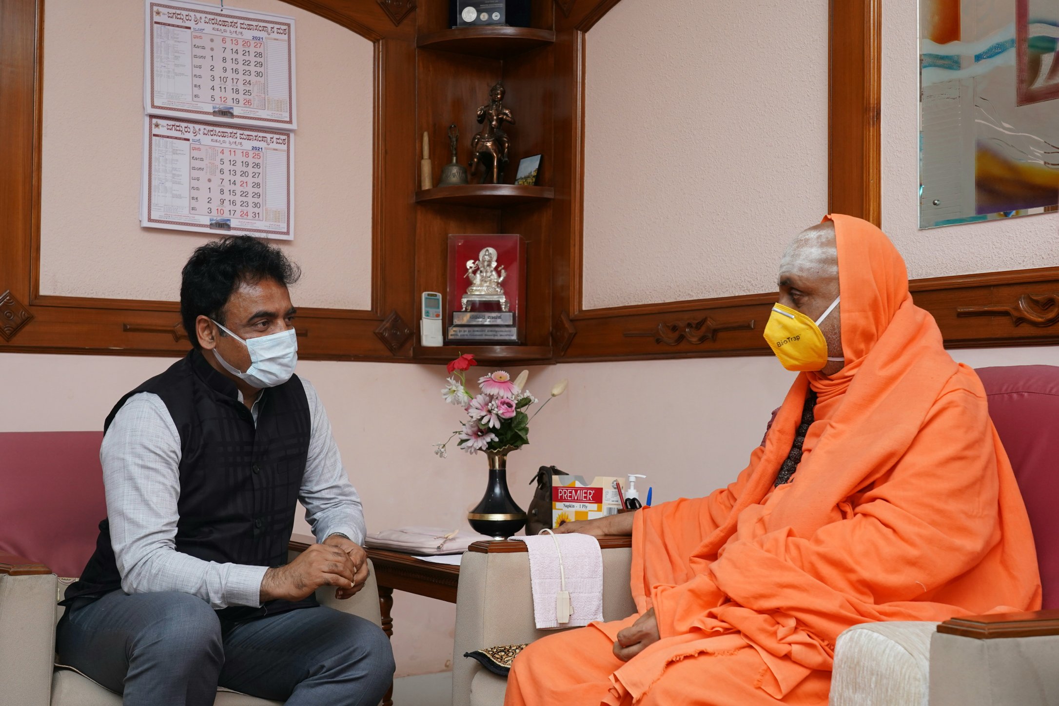 Karnataka DyCM meets Suttur Swami in Bengaluru 1