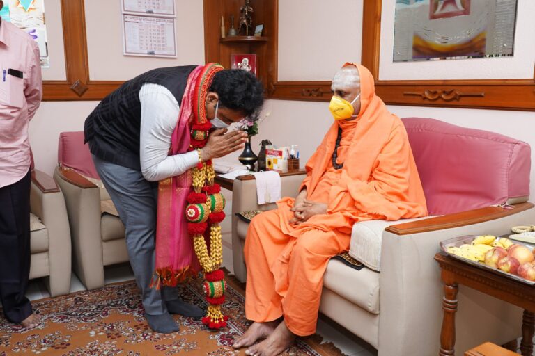 Karnataka DyCM meets Suttur Swami in Bengaluru