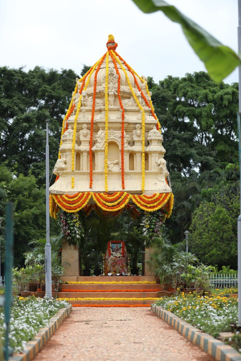 Karnataka DyCM pays homage to Kempegowda in Mehkri Circle2