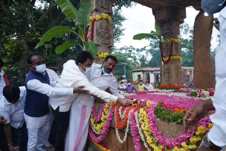 Karnataka DyCM worships Nadaprabhu Kempegowda' tomb in Kempapur