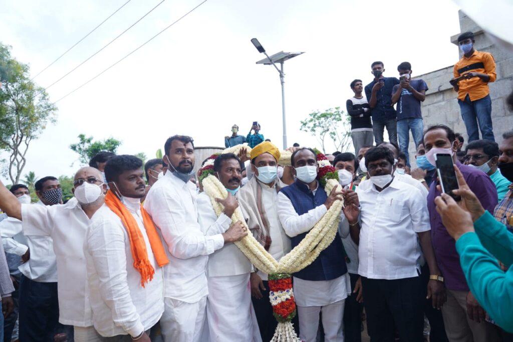 Karnataka DyCM worships Nadaprabhu Kempegowda tomb in Kempapur2