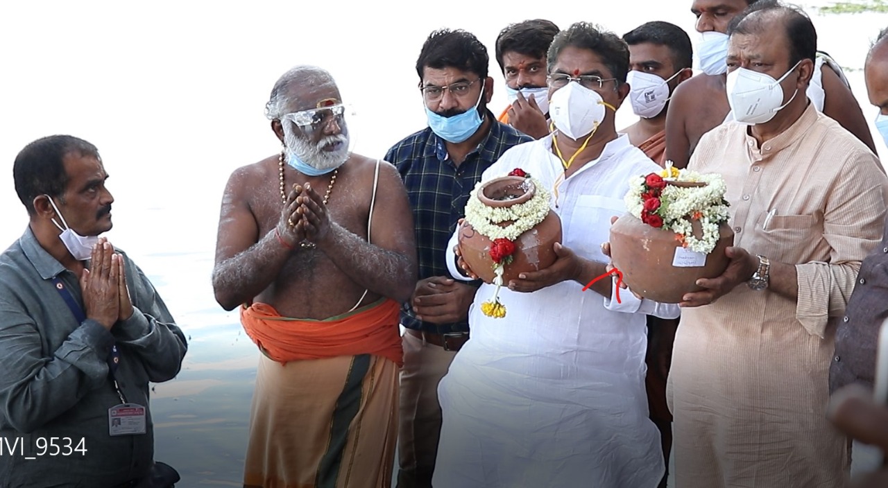 Karnataka Minister led Goodbye farewell to the dead1