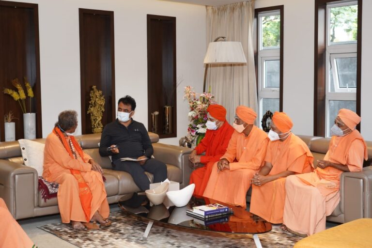 Swamijis held discussion with DCM Ashwathnarayana1