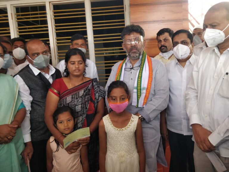 congress distributes Rs 1 lakh to covid deceased family in Chamarajanagar