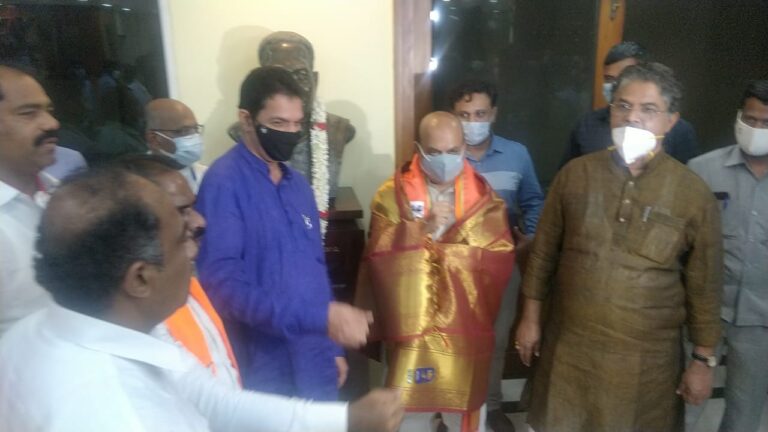 Bommai at BJPoffice