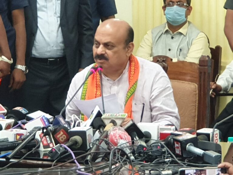 ಮಠ, ಮಂದಿರಗಳು, ಸಂಘ ಸಂಸ್ಥೆಗಳಿಗೆ ಬೊಮ್ಮಾಯಿ ಸರ್ಕಾರದಿಂದ 23 ಕೋಟಿ ಅನುದಾನ ಬಿಡುಗಡೆ 8 Bommai at a presser after swearing as CM