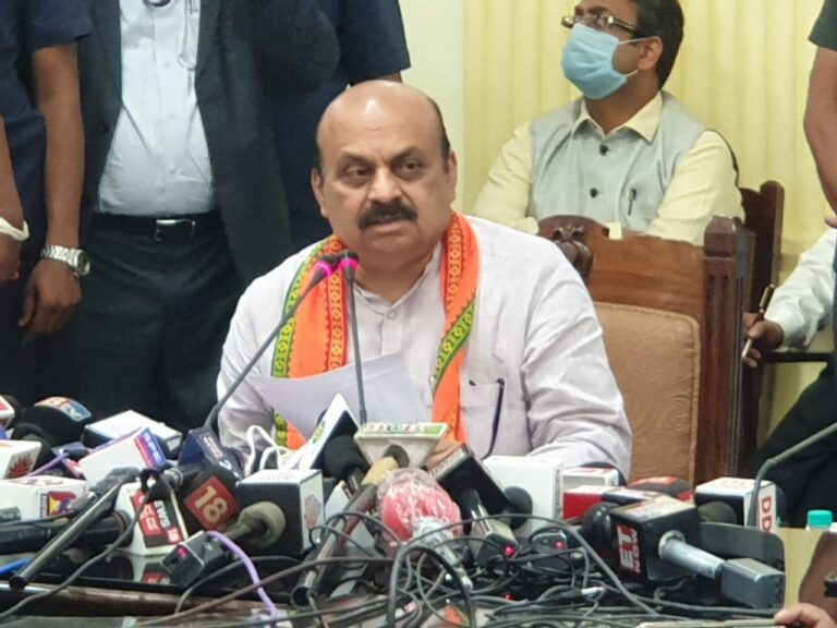 ವೆಚ್ಚ ಕಡಿತ, ಕಡತ ವಿಲೇವಾರಿ ಅಭಿಯಾನಕ್ಕೆ ಮುಖ್ಯಮಂತ್ರಿಗಳ ಸೂಚನೆ 1 Bommai at a presser after swearing as CM1