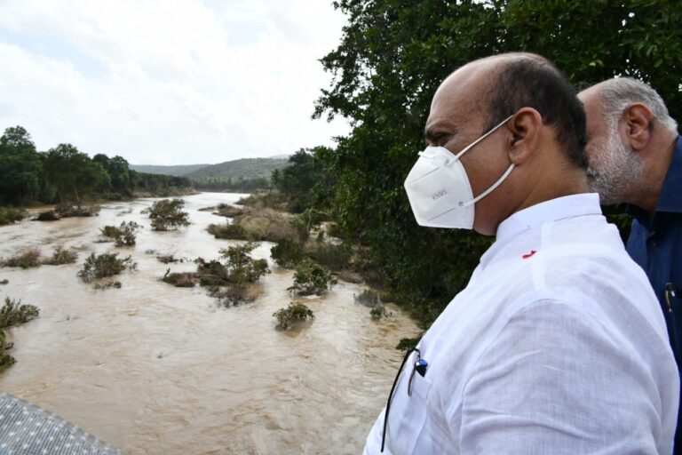 Karwar: ಅತಿವೃಷ್ಠಿ ಪೀಡಿತ ಸ್ಥಳಗಳಿಗೆ ಮುಖ್ಯಮಂತ್ರಿ ಭೇಟಿ 6 CM karwar flood inspection2