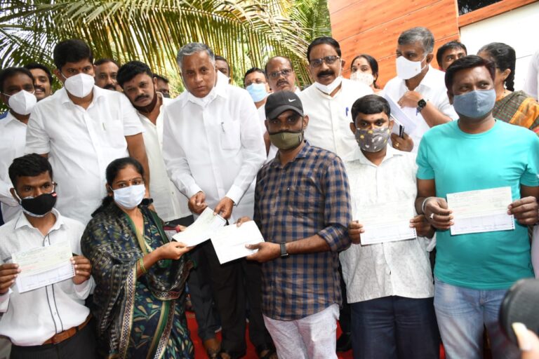 ಮನೆಯೆ ಮಂತ್ರಾಲಯವಾಗಬೇಕು , ಮನಸ್ಸು ದೇವಾಲಯವಾಗಬೇಕು ಬಡವರ ಜೀವನ ಹಸನಾಗಬೇಕು-ವಿ.ಸೋಮಣ್ಣ 9 Former Minister Somanna distributes cheques for construction of houses under prime minister awas yojana