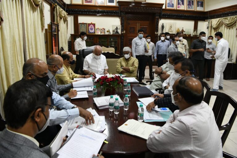 Karanataka-CM-holding-meeting-with-Union-Jal-Shakti-Minister
