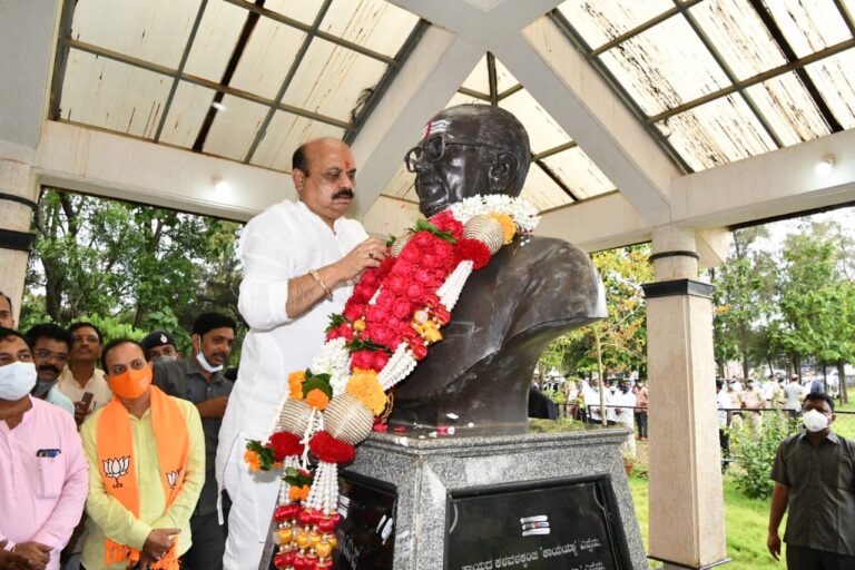 ತಂದೆ -ತಾಯಿ ಅವರ ಸಮಾಧಿಗೆ ಗೌರವ ಸಲ್ಲಿಸಿದ ಮುಖ್ಯಮಂತ್ರಿ ಬಸವರಾಜ ಬೊಮ್ಮಾಯಿ 8 Karnataka Chief Minister Basavaraj Bommai paid tribute to his parents grave at Hubbali