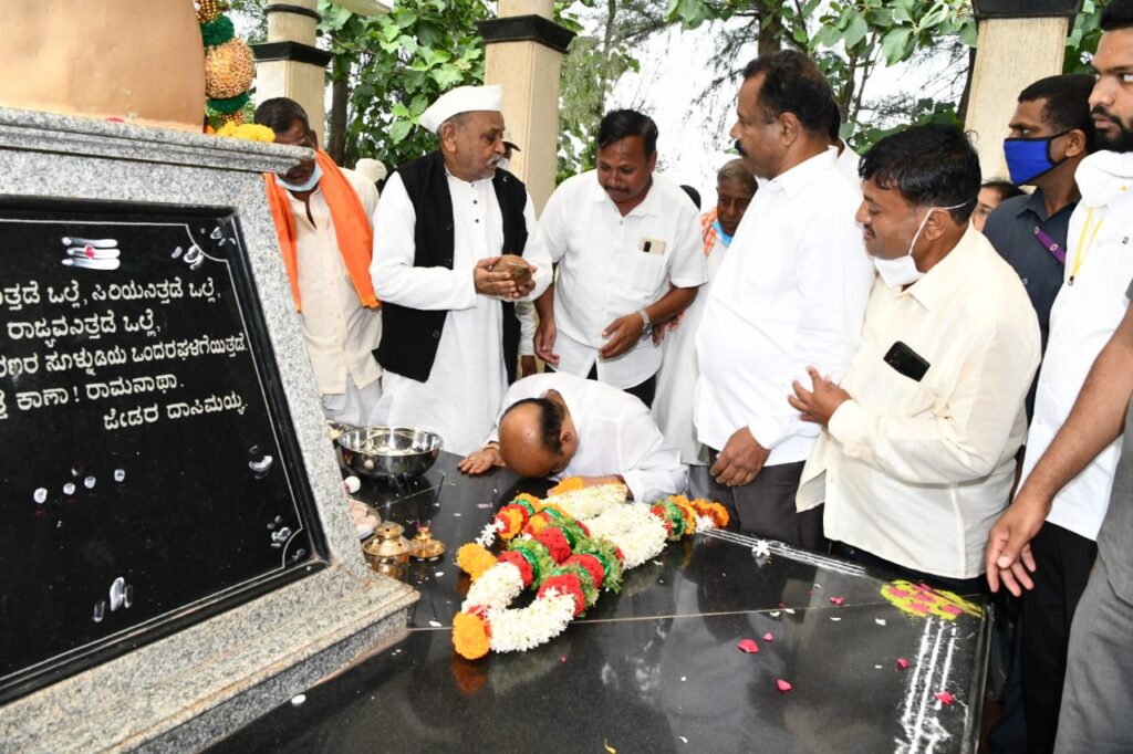 Karnataka Chief Minister Basavaraj Bommai paid tribute to his parents grave at Hubbali3
