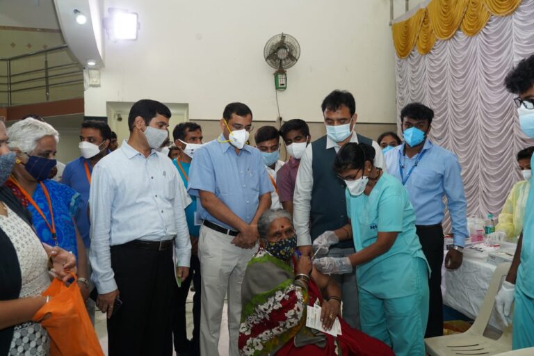 Karnataka DyCM conducts Vaccination for Merchants in Malleswaram1