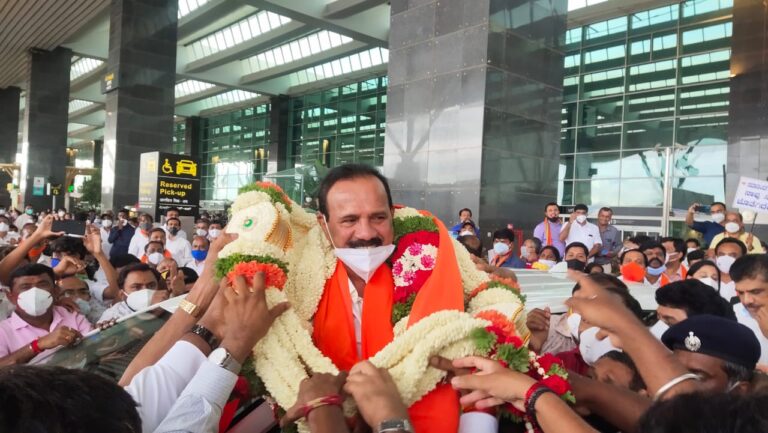 Warm welcome for Former Union Minister Sadananda Gowda at Bengaluru Airport