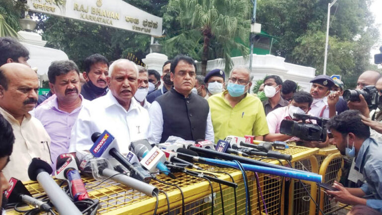 Yediyurappa outside Raj Bhavan