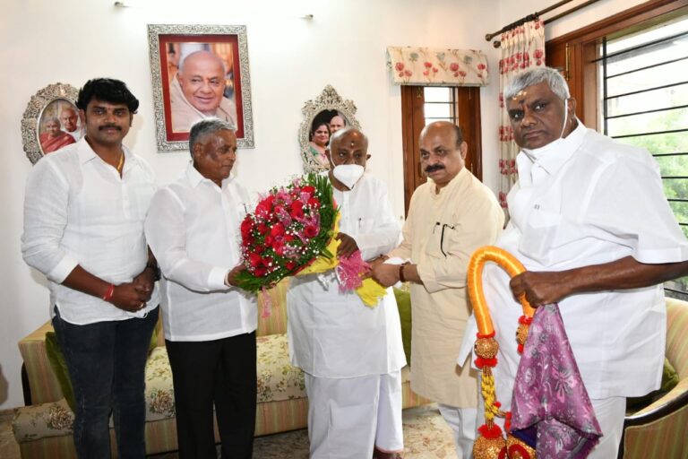 ದೇವೇಗೌಡರನ್ನು ಭೇಟಿ ಮಾಡಿದ ಮುಖ್ಯಮಂತ್ರಿ ಬಸವರಾಜ ಬೊಮ್ಮಾಯಿ 2 Karnataka CM Bommai calls on former PM Deve Gowda
