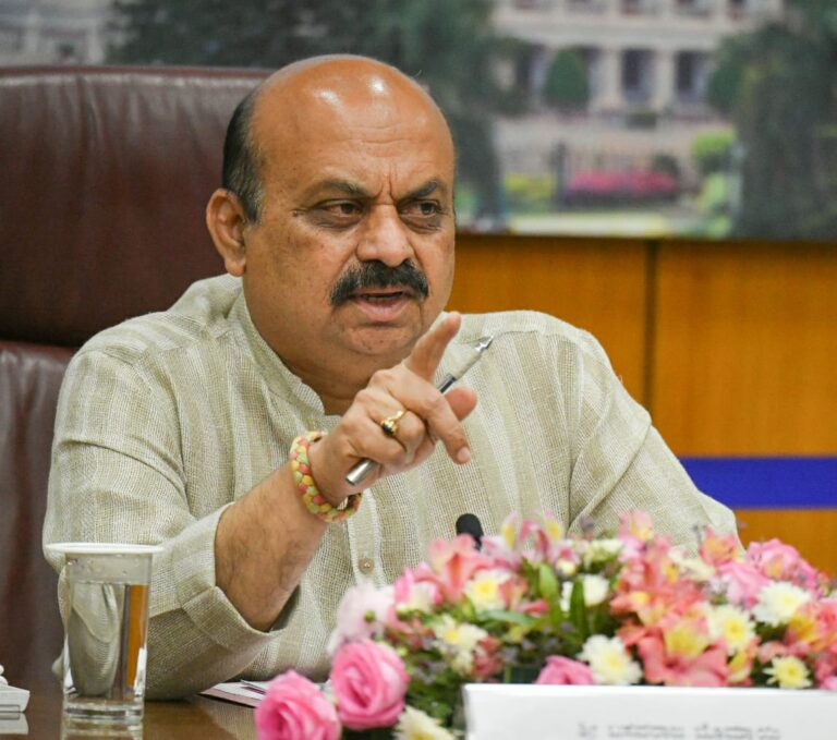 ಕೇರಳ, ಮಹಾರಾಷ್ಟ್ರ ದಿಂದ ಬರುವವರಿಗೆ ಆರ್ಟಿ-ಪಿಸಿಆರ್ ನೆಗೆಟಿವ್, ಎರಡೂ ಡೋಸ್ ವ್ಯಾಕ್ಸಿನ್ ಪ್ರಮಾಣಪತ್ರ ಕಡ್ಡಾಯ 4 CM bommai1
