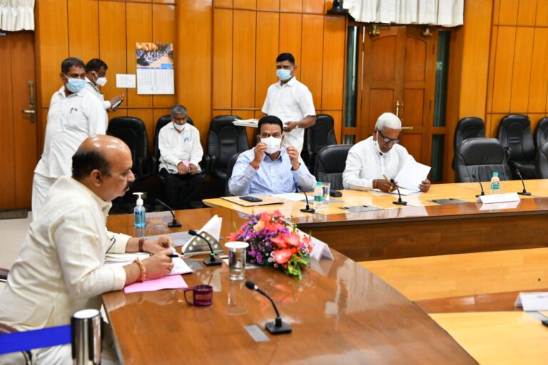 ವಹಿವಾಟು ಅಭಿವೃದ್ಧಿ ಯೋಜನೆ ರೂಪಿಸಲು ಕೈಮಗ್ಗ ನಿಗಮ ಅಧಿಕಾರಿಗಳಿಗೆ ಮುಖ್ಯಮಂತ್ರಿ ಸೂಚನೆ 1 CM directs KHDC to evolve Business Development Plan