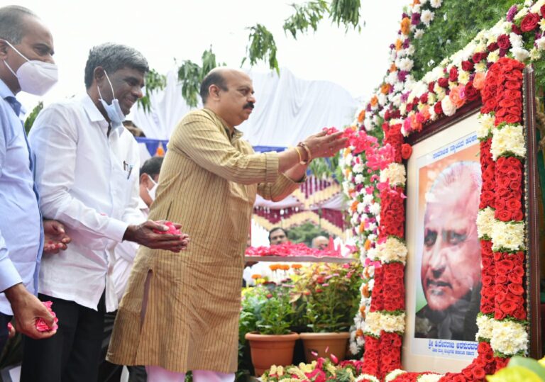 Karnataka Chief Minister Basavaraj Bommai paying floural tribute to Former Chief Minister D Devaraj Urs on his 106th birth anniversary in Bengaluru on Augusr 20.