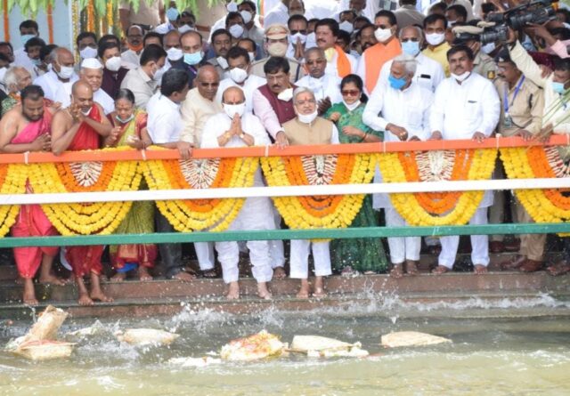 Karnataka Chief Minister offers 'Bagina' to River Krishna