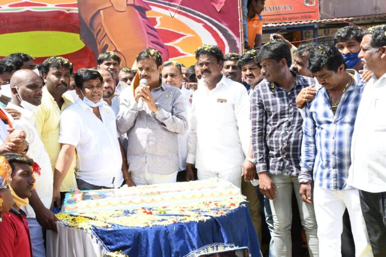ನೂತನ ತೋಟಗಾರಿಕೆ ಸಚಿವರಾಗಿ ನೇಮಕರಾದ ಮುನಿರತ್ನರವರಿಗೆ ಅಭಿನಂದನಾ ಸಮಾರಂಭ 1 Munirathna felicitated on becoming Horticulture Minister of Karnataka