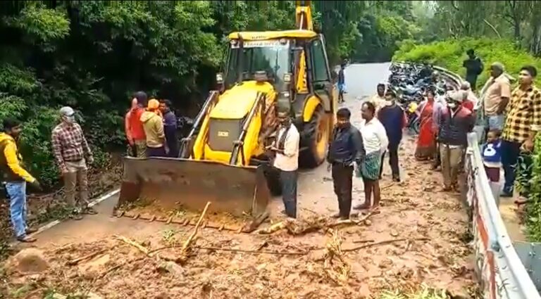 ನಂದಿಬೆಟ್ಟದಲ್ಲಿ ಗುಡ್ಡಕುಸಿತ; ಜನಜೀವನ ಅಸ್ತವ್ಯಸ್ತ 8 Heavy Rains reported Landslide at Nandi Hills