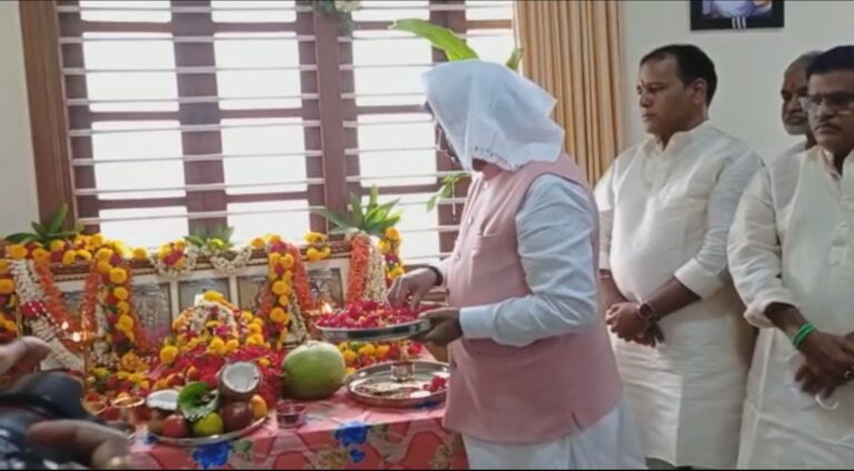 ರೋಗಗ್ರಸ್ತ ನಿಗಮಗ ಪುನಸ್ಚೇತನಕ್ಕೆ ವಿನೂತನ ಯೋಜನೆ 3 Nirani performing Pooja at his office in Bengaluru
