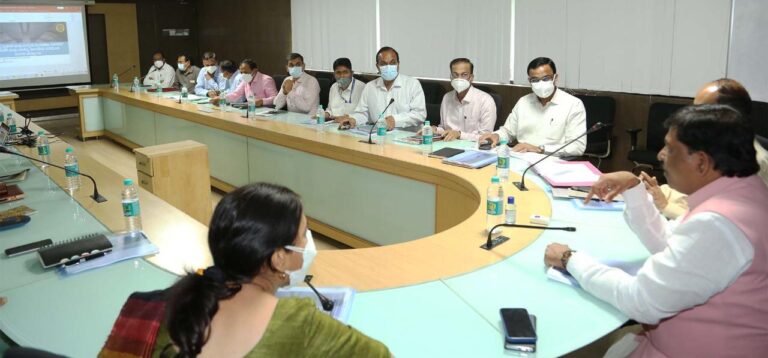 ಅಧಿಕಾರಿಗಳಿಗೆ ಚಳಿ ಬಿಡಿಸಿದ ಸಚಿವ ನಿರಾಣಿ 2 Plan to revive loss-making industries ready Minister Murugesh Nirani