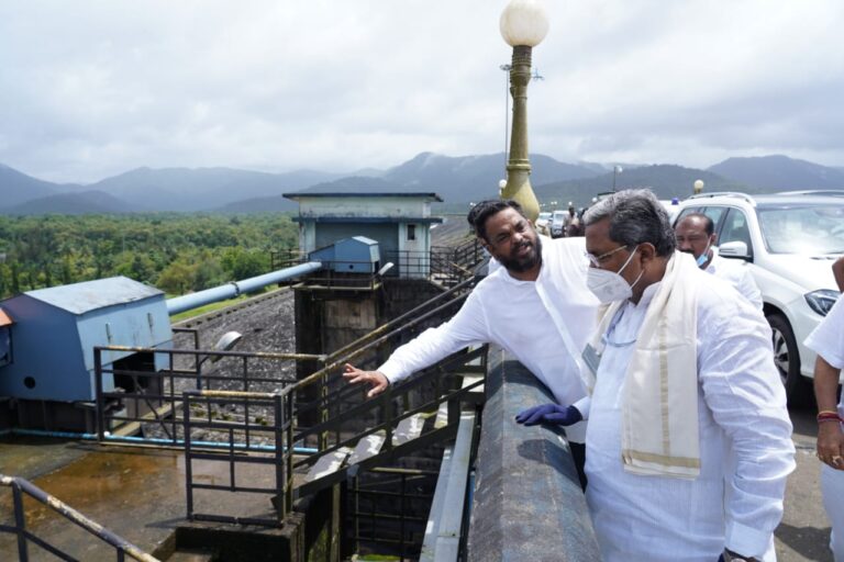 Siddaramaiah inspecting Karwar flood affected area3