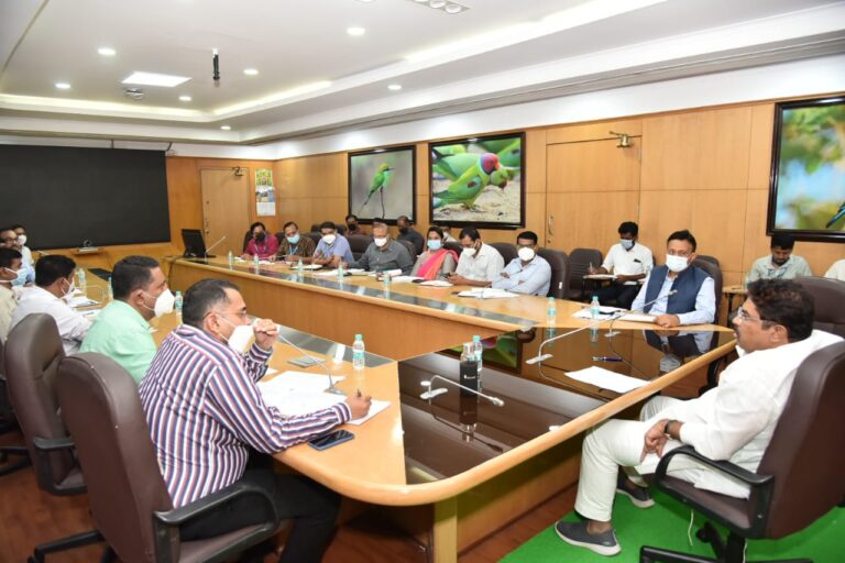 ಮುಂದಿನ ಹತ್ತು ದಿನಗಳಲ್ಲಿ ಪ್ರಮುಖ ರಸ್ತೆಯಲ್ಲಿನ ಗುಂಡಿಗಳನ್ನ ಮುಚ್ಚಲಾಗುವುದು: ಸಚಿವ ಅಶೋಕ 9 BBMP given new deadline of 10 days to make arterial roads pothole free Revenue Minister R Ashoka