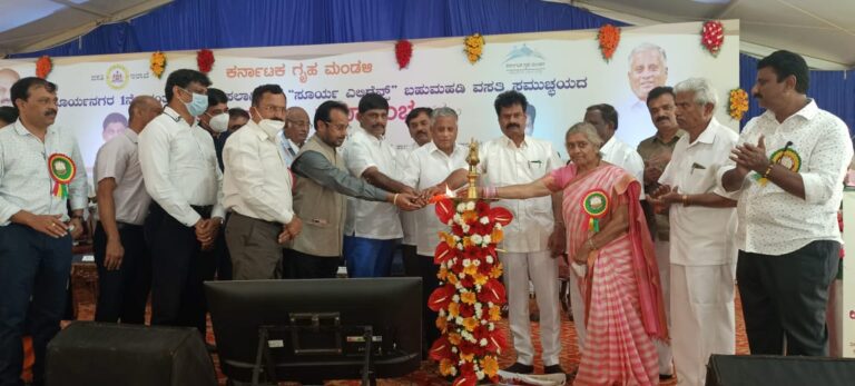 "ಸೂರ್ಯ ಎಲಿಗೆನ್ಸ್" ಬಹು ಮಹಡಿ ಕಟ್ಟಡ ಲೋಕಾರ್ಪಣೆ: ವಿ ಸೋಮಣ್ಣ 6 Karnataka Housing Minister distributes ownership letters to beneficiaries of Surya elegance in Bengaluru