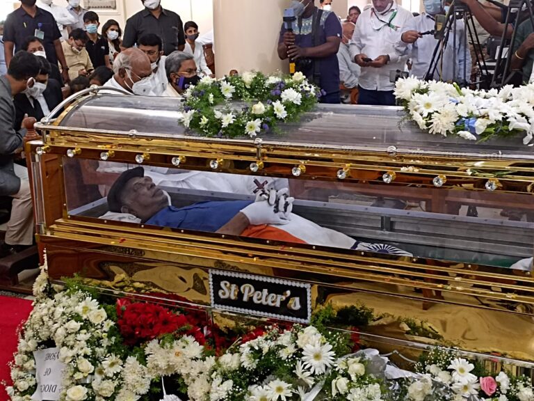 https://thebengalurulive.com/rahul-gandhi-pays-homage-to-congress-veteran-oscar-fernandes/