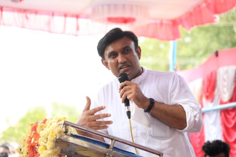 ಆರೋಗ್ಯ ಸಚಿವ ಡಾ ಕೆ ಸುಧಾಕರ್ ವಿರುದ್ಧ ಪ್ರಕರಣ ದಾಖಲಿಸಲು ಕರ್ನಾಟಕ ಕೋರ್ಟ್ ಆದೇಶ 2 Sudhakar speaking at Kolar event