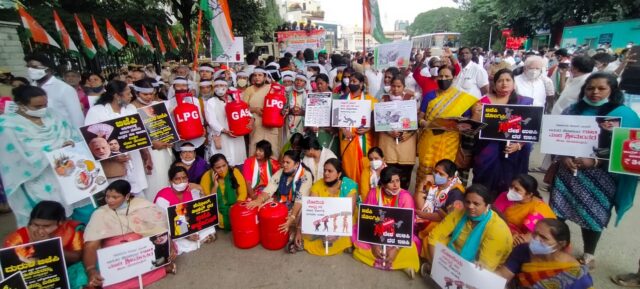 Raj bhavan Chalo protests by Karnataka Congress condemning price hike